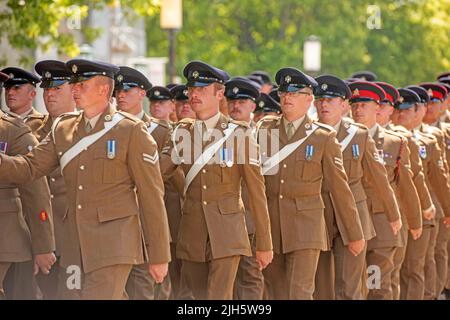 Swansea, Großbritannien. 15.. Juli 2022. Soldaten der Dragoon Guards der Königin von 1. ziehen heute durch Swansea ‘die walisische Kavallerie, während sie ihr Recht ausüben, durch das Stadtzentrum zu marschieren. Es ist das erste Mal seit acht Jahren, dass die walisische Kavallerie, die die Freiheit der Stadt genießt, ihr Recht auf einen marsch in Swansea ausgeübt hat und eine Dienstreise bei den Friedenssicherungseinsätzen der Vereinten Nationen in Mali, Westafrika, verfolgt. Quelle: Phil Rees/Alamy Live News Stockfoto