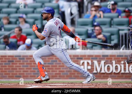 ATLANTA, GA - 13. JULI: Der erste Baseman Dominic Smith (2) schlägt am 13. Juli 2022 im Truist Park in Atlanta, Georgia gegen die Atlanta Braves. Die Mets besiegten die Braves mit 7:3. (Foto: Joe Robbins/Image of Sport) Stockfoto