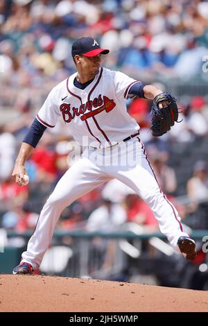 ATLANTA, GA - 13. JULI: Atlanta Braves Starting Pitcher Charlie Morton (50) spielt am 13. Juli 2022 in Atlanta, Georgia gegen die New York Mets im Truist Park. Die Mets besiegten die Braves mit 7:3. (Foto: Joe Robbins/Image of Sport) Stockfoto