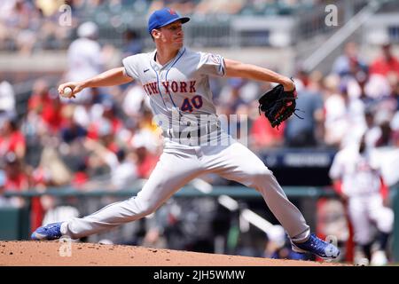 ATLANTA, GA - 13. JULI: New York Mets Starting Pitcher Chris Bassitt (40) spielt am 13. Juli 2022 im Truist Park in Atlanta, Georgia, gegen die Atlanta Braves. Die Mets besiegten die Braves mit 7:3. (Foto: Joe Robbins/Image of Sport) Stockfoto