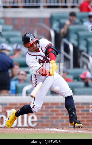 ATLANTA, GA – 13. JULI: Atlanta Braves-Fänger William Contreras (24) schlägt am 13. Juli 2022 im Truist Park in Atlanta, Georgia gegen die New York Mets. Die Mets besiegten die Braves mit 7:3. (Foto: Joe Robbins/Image of Sport) Stockfoto