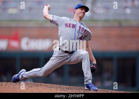 ATLANTA, GA - 13. JULI: New York Mets Starting Pitcher Chris Bassitt (40) spielt am 13. Juli 2022 im Truist Park in Atlanta, Georgia, gegen die Atlanta Braves. Die Mets besiegten die Braves mit 7:3. (Foto: Joe Robbins/Image of Sport) Stockfoto