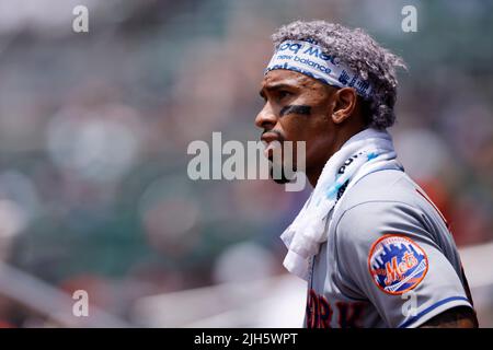 ATLANTA, GA - 13. JULI: New York Mets Shortstop Francisco Lindor (12) trifft am 13. Juli 2022 im Truist Park in Atlanta, Georgia, gegen die Atlanta Braves. Die Mets besiegten die Braves mit 7:3. (Foto: Joe Robbins/Image of Sport) Stockfoto