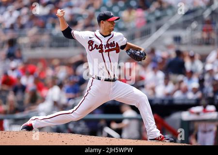 ATLANTA, GA - 13. JULI: Atlanta Braves Starting Pitcher Charlie Morton (50) spielt am 13. Juli 2022 in Atlanta, Georgia gegen die New York Mets im Truist Park. Die Mets besiegten die Braves mit 7:3. (Foto: Joe Robbins/Image of Sport) Stockfoto