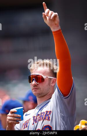 ATLANTA, GA - 13. JULI: Der erste Baseman Pete Alonso (20) der New York Mets reagiert am 13. Juli 2022 in Atlanta, Georgia, im Aufstiegsfeld gegen die Atlanta Braves. Die Mets besiegten die Braves mit 7:3. (Foto: Joe Robbins/Image of Sport) Stockfoto