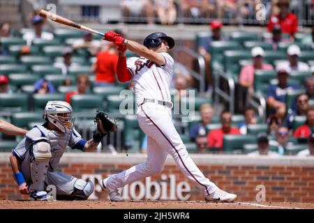 ATLANTA, GA - 13. JULI: Atlanta Braves erster Baseman Matt Olson (28) schlägt am 13. Juli 2022 im Truist Park gegen die New York Mets. Die Mets besiegten die Braves mit 7:3. (Foto: Joe Robbins/Image of Sport) Stockfoto