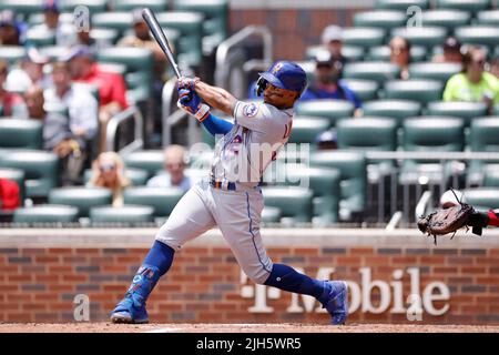 ATLANTA, GA - 13. JULI: New York Mets Shortstop Francisco Lindor (12) schlägt am 13. Juli 2022 im Truist Park in Atlanta, Georgia gegen die Atlanta Braves. Die Mets besiegten die Braves mit 7:3. (Foto: Joe Robbins/Image of Sport) Stockfoto