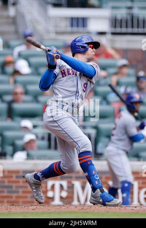 ATLANTA, GA - 13. JULI: New York Mets Center Fielder Brandon Nimmo (9) schlägt am 13. Juli 2022 im Truist Park in Atlanta, Georgia gegen die Atlanta Braves. Die Mets besiegten die Braves mit 7:3. (Foto: Joe Robbins/Image of Sport) Stockfoto