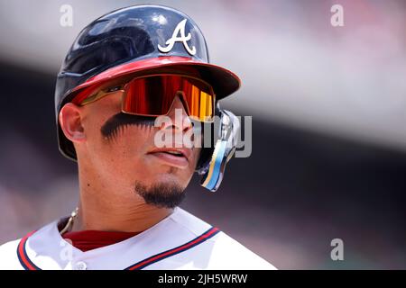 ATLANTA, GA – 13. JULI: Atlanta Braves-Fänger William Contreras (24) sieht am 13. Juli 2022 im Truist Park in Atlanta, Georgia, gegen die New York Mets an. Die Mets besiegten die Braves mit 7:3. (Foto: Joe Robbins/Image of Sport) Stockfoto