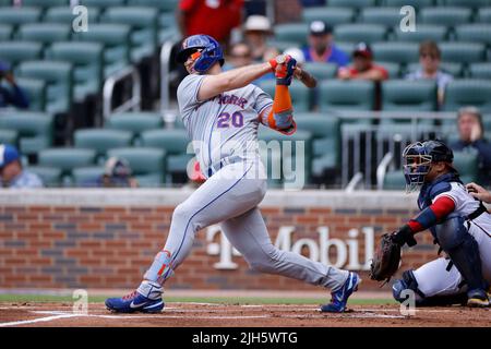 ATLANTA, GA - 13. JULI: Der erste Baseman Pete Alonso (20) schlägt am 13. Juli 2022 im Truist Park in Atlanta, Georgia gegen die Atlanta Braves. Die Mets besiegten die Braves mit 7:3. (Foto: Joe Robbins/Image of Sport) Stockfoto