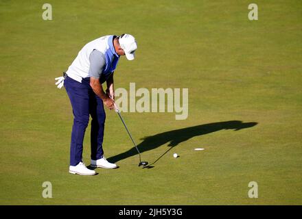 Am zweiten Tag der Open am Old Course, St Andrews, legt Lee Westwood von England auf das Grün von 15.. Bilddatum: Freitag, 15. Juli 2022. Stockfoto