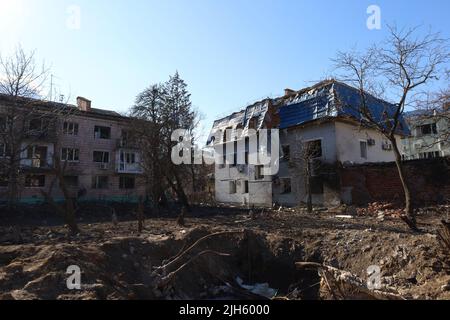 Die Folgen der Beschießung der Stadt Tschernihiw durch Russland, dem Krater in der Mitte des Hofes nach einem Bombenschlag Stockfoto