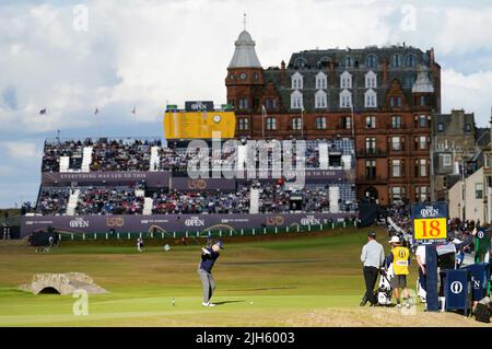 Der US-Amerikaner Zach Johnson schlägt am zweiten Tag der Open am Old Course, St Andrews, die 18. ab. Bilddatum: Freitag, 15. Juli 2022. Stockfoto