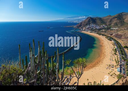 Draufsicht auf den Strand Las Teresitas bei Santa Cruz de Teneriffa, Teneriffa. Stockfoto