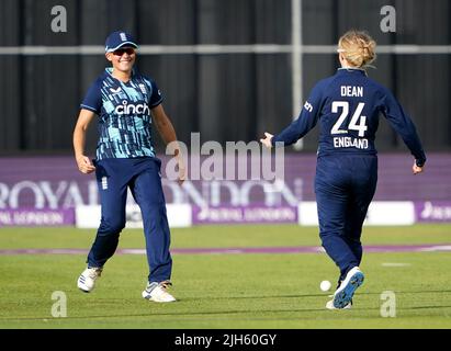 Die Engländerin Issy Wong feiert das Wicket der Südafrikanerin Laura Wolvaardt beim zweiten eintägigen internationalen Spiel am County Ground in Bristol. Bilddatum: Freitag, 15. Juli 2022. Stockfoto