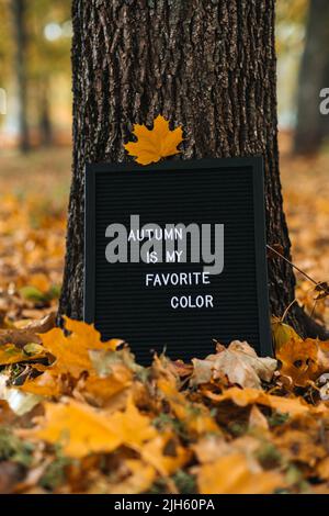 Brieftafel mit Text Herbst ist meine Lieblingsfarbe. Herbstmotivation Zitate Stockfoto