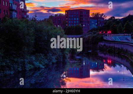 Blick in Richtung Riverside Kelham, Sheffield, Großbritannien bei Sonnenuntergang und Reflektion im Fluss Don Stockfoto