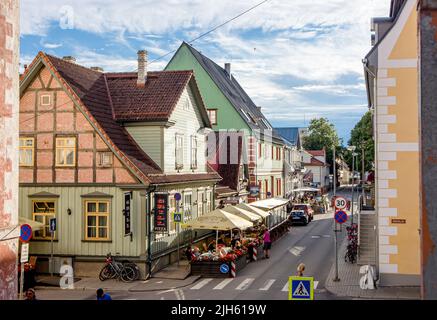 Pärnu, Pärnumaa, Estland-13JUL2022. Einkaufs- und Restaurantstraße Kuninga in der Altstadt von Pärnu, Kreis Parnu auch Pernau genannt. Stockfoto