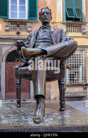 Statue des italienischen Komponisten Giacomo Puccini, 1858 - 1924, auf der Piazza Cittadella. Es wurde in den Jahren 1993 - 1994 vom italienischen Künstler und Bildhauer Vito geschaffen Stockfoto