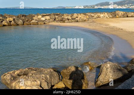 Promenade der mallorquinischen Stadt Es Molinar bei Sonnenaufgang Stockfoto