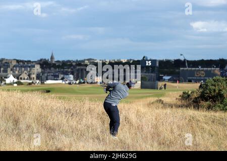 Der nordirische Rory McIlroy trifft am zweiten Tag der Open am Old Course, St. Andrews, einen Schuss aus dem Rough am 15.. Bilddatum: Freitag, 15. Juli 2022. Stockfoto