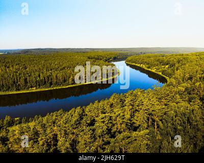 Neman-Flusspanorama vom Aussichtsturm Birstonas in Litauen. Berühmter Fluss im baltikum Stockfoto