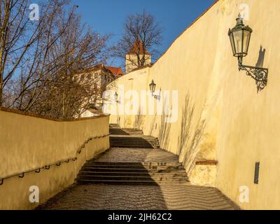 Enge Gassen, Treppen und wunderschöne Paläste in der Prager Burg. Ein einzigartiger Anblick ohne eine Menge Touristen an einem wunderschönen Frühlingsmorgen. Prager Burg Stockfoto