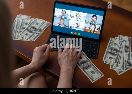 Dollar und ein Tablet mit Chat Stockfoto