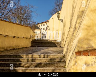 Enge Gassen, Treppen und wunderschöne Paläste in der Prager Burg. Ein einzigartiger Anblick ohne eine Menge Touristen an einem wunderschönen Frühlingsmorgen. Prager Burg Stockfoto