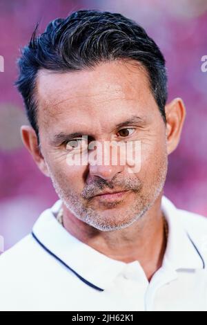 Kaiserslautern, Deutschland. 15.. Juli 2022. Fußball: 2. Bundesliga, 1. FC Kaiserslautern - Hannover 96, Matchday 1, Fritz-Walter-Stadion. Kaiserslauterns Trainer Dirk Schuster steht im Stadion. Quelle: Uwe Anspach/dpa - WICHTIGER HINWEIS: Gemäß den Anforderungen der DFL Deutsche Fußball Liga und des DFB Deutscher Fußball-Bund ist es untersagt, im Stadion und/oder vom Spiel aufgenommene Fotos in Form von Sequenzbildern und/oder videoähnlichen Fotoserien zu verwenden oder zu verwenden./dpa/Alamy Live News Stockfoto