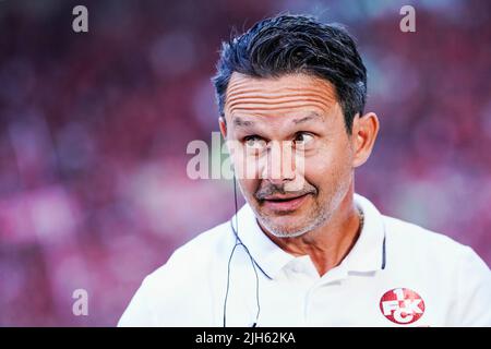 Kaiserslautern, Deutschland. 15.. Juli 2022. Fußball: 2. Bundesliga, 1. FC Kaiserslautern - Hannover 96, Matchday 1, Fritz-Walter-Stadion. Kaiserslauterns Trainer Dirk Schuster steht im Stadion. Quelle: Uwe Anspach/dpa - WICHTIGER HINWEIS: Gemäß den Anforderungen der DFL Deutsche Fußball Liga und des DFB Deutscher Fußball-Bund ist es untersagt, im Stadion und/oder vom Spiel aufgenommene Fotos in Form von Sequenzbildern und/oder videoähnlichen Fotoserien zu verwenden oder zu verwenden./dpa/Alamy Live News Stockfoto