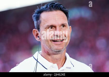 Kaiserslautern, Deutschland. 15.. Juli 2022. Fußball: 2. Bundesliga, 1. FC Kaiserslautern - Hannover 96, Matchday 1, Fritz-Walter-Stadion. Kaiserslauterns Trainer Dirk Schuster lacht. Quelle: Uwe Anspach/dpa - WICHTIGER HINWEIS: Gemäß den Anforderungen der DFL Deutsche Fußball Liga und des DFB Deutscher Fußball-Bund ist es untersagt, im Stadion und/oder vom Spiel aufgenommene Fotos in Form von Sequenzbildern und/oder videoähnlichen Fotoserien zu verwenden oder zu verwenden./dpa/Alamy Live News Stockfoto