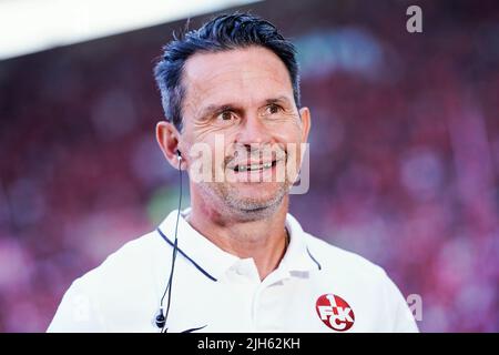 Kaiserslautern, Deutschland. 15.. Juli 2022. Fußball: 2. Bundesliga, 1. FC Kaiserslautern - Hannover 96, Matchday 1, Fritz-Walter-Stadion. Kaiserslauterns Trainer Dirk Schuster lacht. Quelle: Uwe Anspach/dpa - WICHTIGER HINWEIS: Gemäß den Anforderungen der DFL Deutsche Fußball Liga und des DFB Deutscher Fußball-Bund ist es untersagt, im Stadion und/oder vom Spiel aufgenommene Fotos in Form von Sequenzbildern und/oder videoähnlichen Fotoserien zu verwenden oder zu verwenden./dpa/Alamy Live News Stockfoto