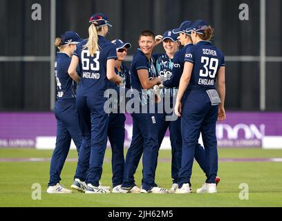 Die Engländerin Issy Wong feiert, nachdem sie beim zweiten eintägigen internationalen Spiel auf dem County Ground in Bristol das Dickicht des südafrikanischen Chloe Tryon erwitscht hat. Bilddatum: Freitag, 15. Juli 2022. Stockfoto