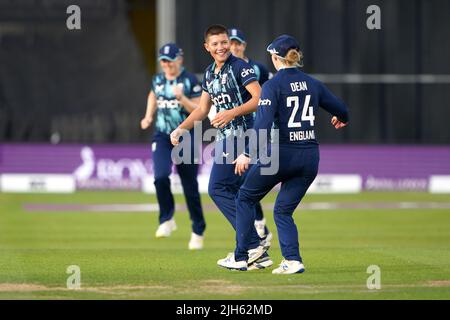 Die Engländerin Issy Wong feiert, nachdem sie das Wicket der Südafrikanerin Nadine de Klerk beim zweiten eintägigen internationalen Spiel am County Ground in Bristol genommen hat. Bilddatum: Freitag, 15. Juli 2022. Stockfoto