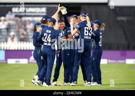 Die Engländerin Issy Wong feiert, nachdem sie das Wicket der Südafrikanerin Nadine de Klerk beim zweiten eintägigen internationalen Spiel am County Ground in Bristol genommen hat. Bilddatum: Freitag, 15. Juli 2022. Stockfoto