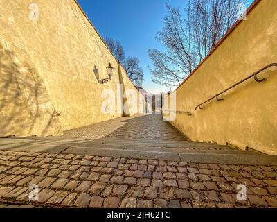 Enge Gassen, Treppen und wunderschöne Paläste in der Prager Burg. Ein einzigartiger Anblick ohne eine Menge Touristen an einem wunderschönen Frühlingsmorgen. Prager Burg Stockfoto