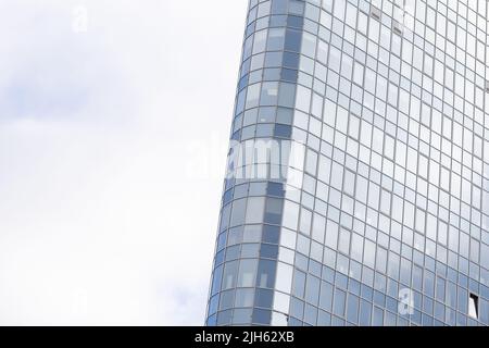 Unterseite Panoramablick und Blick auf Stahl blau Glas Hochhaus Wolkenkratzer, Business Konzept der erfolgreiche industrielle Architektur Stockfoto