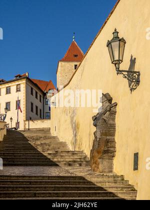 Enge Gassen, Treppen und wunderschöne Paläste in der Prager Burg. Ein einzigartiger Anblick ohne eine Menge Touristen an einem wunderschönen Frühlingsmorgen. Prager Burg Stockfoto