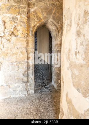 Enge Gassen, Treppen und wunderschöne Paläste in der Prager Burg. Ein einzigartiger Anblick ohne eine Menge Touristen an einem wunderschönen Frühlingsmorgen. Prager Burg Stockfoto