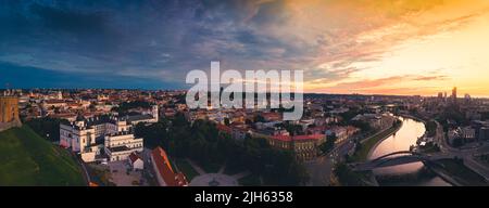 Luftaufnahme alten Burgturm in der Altstadt und Vilnius Stadt Panorama Hintergrund, Hauptstadt von Litauen. Landschaftlich reizvolle Wahrzeichen und Sehenswürdigkeiten im Osten Stockfoto