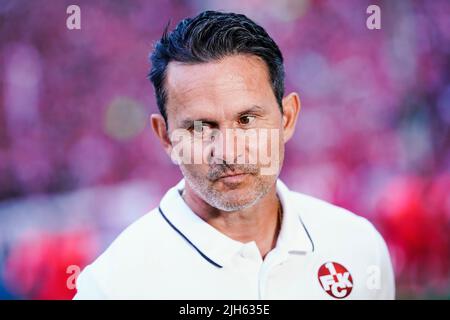 Kaiserslautern, Deutschland. 15.. Juli 2022. Fußball: 2. Bundesliga, 1. FC Kaiserslautern - Hannover 96, Matchday 1, Fritz-Walter-Stadion. Kaiserslauterns Trainer Dirk Schuster steht im Stadion. Quelle: Uwe Anspach/dpa - WICHTIGER HINWEIS: Gemäß den Anforderungen der DFL Deutsche Fußball Liga und des DFB Deutscher Fußball-Bund ist es untersagt, im Stadion und/oder vom Spiel aufgenommene Fotos in Form von Sequenzbildern und/oder videoähnlichen Fotoserien zu verwenden oder zu verwenden./dpa/Alamy Live News Stockfoto