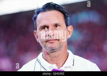 Kaiserslautern, Deutschland. 15.. Juli 2022. Fußball: 2. Bundesliga, 1. FC Kaiserslautern - Hannover 96, Matchday 1, Fritz-Walter-Stadion. Kaiserslauterns Trainer Dirk Schuster steht im Stadion. Quelle: Uwe Anspach/dpa - WICHTIGER HINWEIS: Gemäß den Anforderungen der DFL Deutsche Fußball Liga und des DFB Deutscher Fußball-Bund ist es untersagt, im Stadion und/oder vom Spiel aufgenommene Fotos in Form von Sequenzbildern und/oder videoähnlichen Fotoserien zu verwenden oder zu verwenden./dpa/Alamy Live News Stockfoto