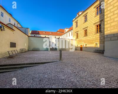 Enge Gassen, Treppen und wunderschöne Paläste in der Prager Burg. Ein einzigartiger Anblick ohne eine Menge Touristen an einem wunderschönen Frühlingsmorgen. Prager Burg Stockfoto