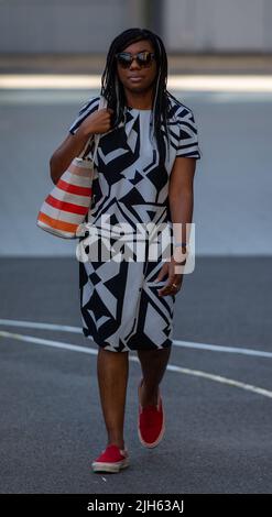 London, England, Großbritannien. 15.. Juli 2022. KEMI BADENOCH kommt vor der ersten Debatte in den BT Studios an. (Bild: © Tayfun Salci/ZUMA Press Wire) Bild: ZUMA Press, Inc./Alamy Live News Stockfoto