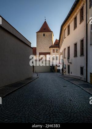 Enge Gassen, Treppen und wunderschöne Paläste in der Prager Burg. Ein einzigartiger Anblick ohne eine Menge Touristen an einem wunderschönen Frühlingsmorgen. Prager Burg Stockfoto