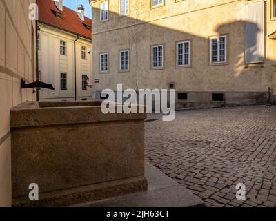 Enge Gassen, Treppen und wunderschöne Paläste in der Prager Burg. Ein einzigartiger Anblick ohne eine Menge Touristen an einem wunderschönen Frühlingsmorgen. Prager Burg Stockfoto