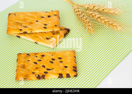 Kekse mit Schokoladenstückchen. Weizenzweig Stockfoto