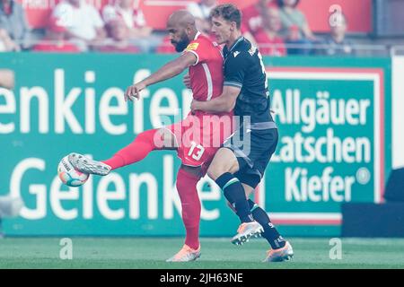 Kaiserslautern, Deutschland. 15.. Juli 2022. Fußball: 2. Bundesliga, 1. FC Kaiserslautern - Hannover 96, Matchday 1, Fritz-Walter-Stadion. Kaiserslauterns Terrence Boyd (l.) und Hannovers Phil Neumann kämpfen um den Ball. Quelle: Uwe Anspach/dpa - WICHTIGER HINWEIS: Gemäß den Anforderungen der DFL Deutsche Fußball Liga und des DFB Deutscher Fußball-Bund ist es untersagt, im Stadion und/oder vom Spiel aufgenommene Fotos in Form von Sequenzbildern und/oder videoähnlichen Fotoserien zu verwenden oder zu verwenden./dpa/Alamy Live News Stockfoto