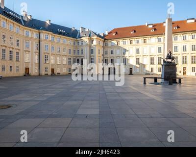 Enge Gassen, Treppen und wunderschöne Paläste in der Prager Burg. Ein einzigartiger Anblick ohne eine Menge Touristen an einem wunderschönen Frühlingsmorgen. Prager Burg Stockfoto